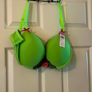 Brand new w tags. Joe Boxer 42D green and leopard bra. Never worn.